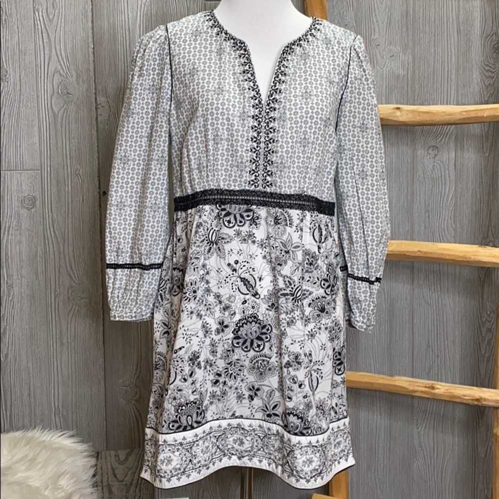 Black & White Floral V-Neck Long Sleeve Dress